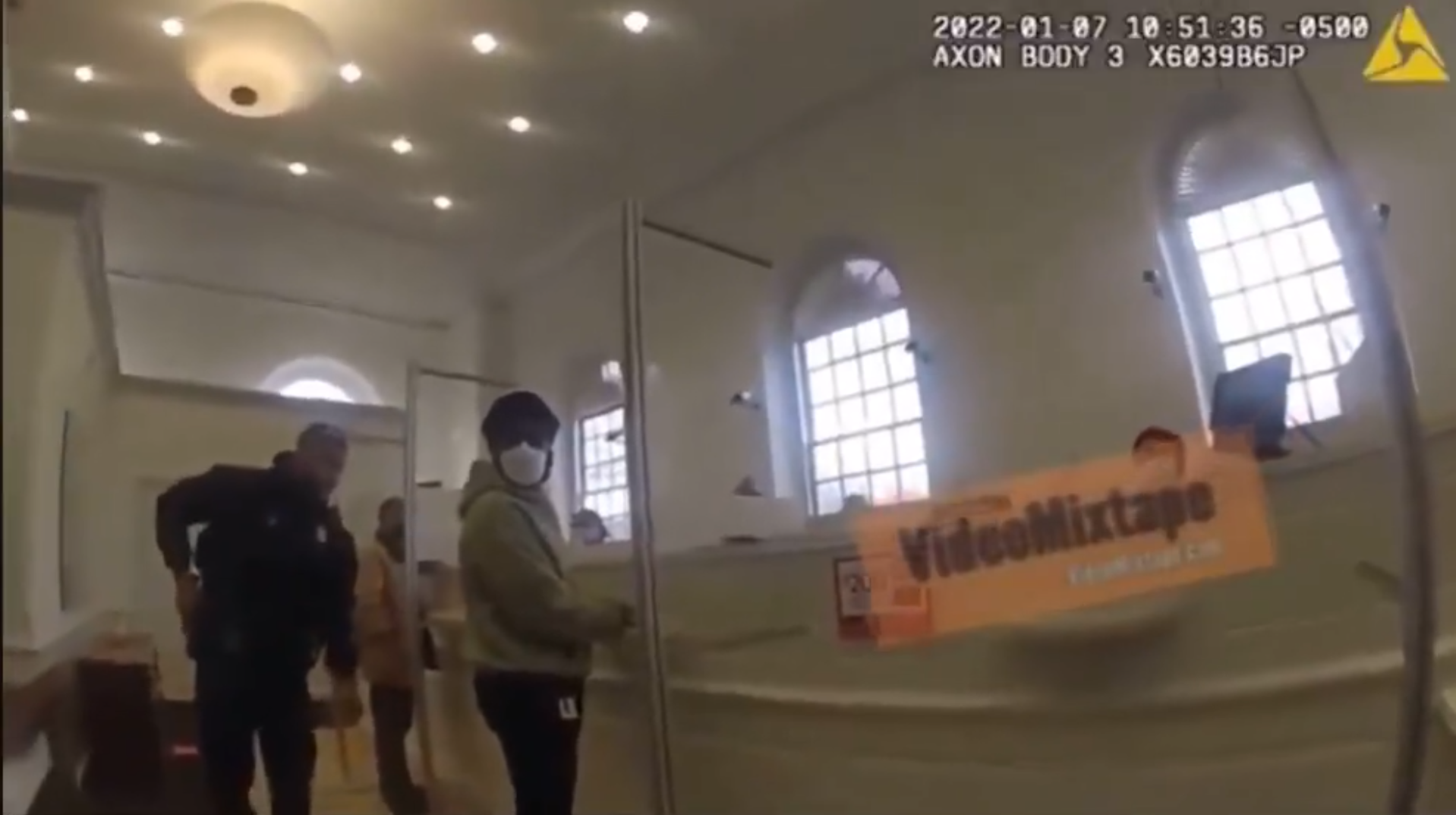 When a Simple Bank Visit Turned Into a Life Lesson About Understanding Before Judging 💭💔