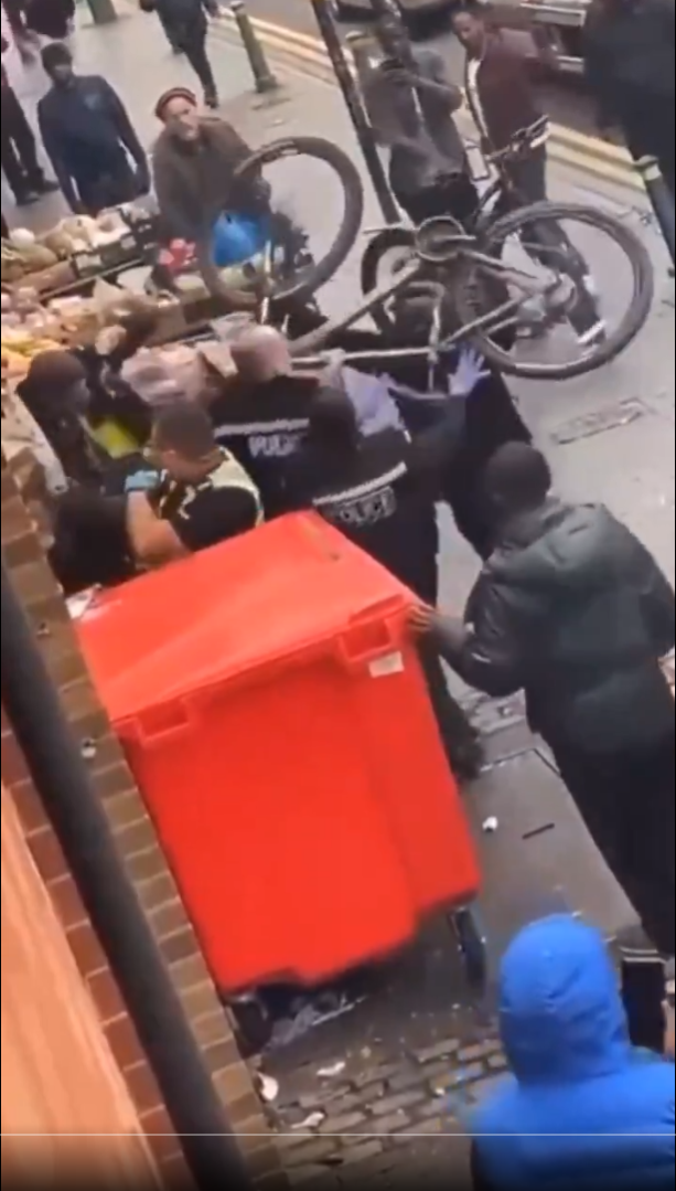 Chaos on the Street: When a Simple Stop Turned Into a Scene 🚨🚴‍♂️