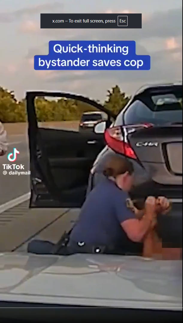 Quick-Thinking Stranger Saves Officer From Deadly Struggle ๐จ๐ช