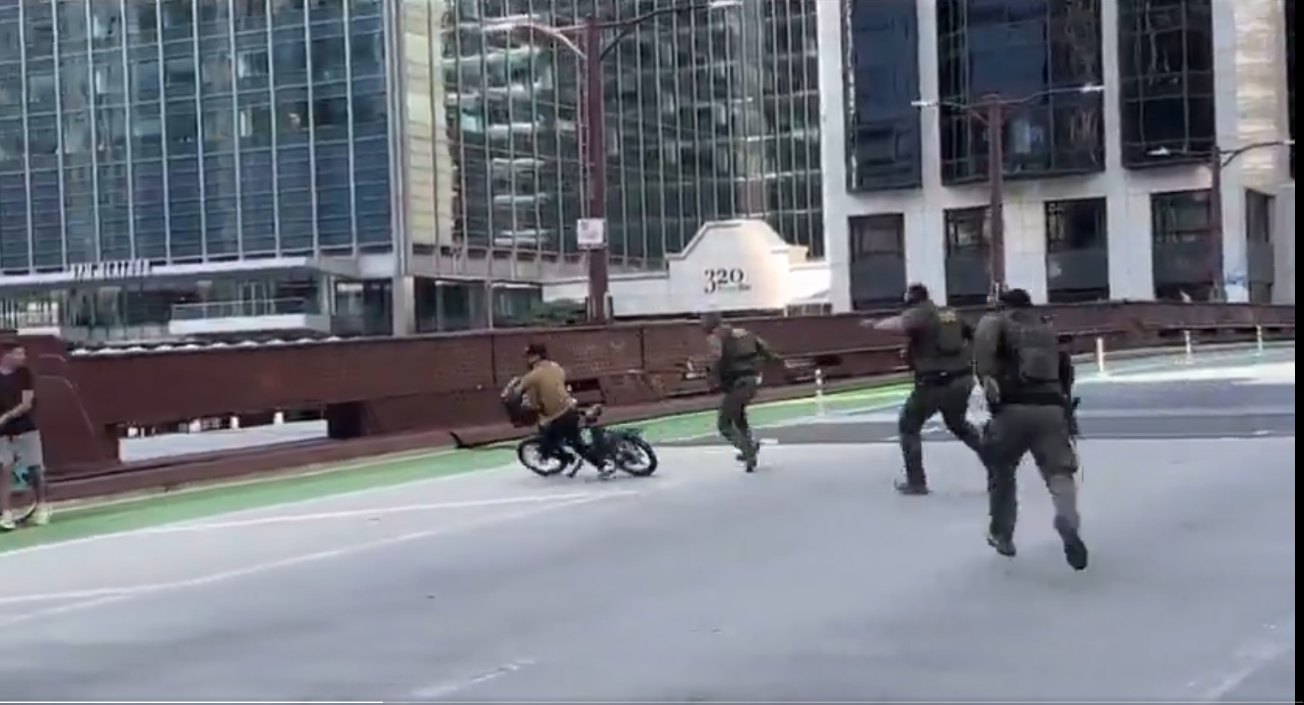 A Wild Chase in the Middle of the City—Captured in One Unbelievable Moment