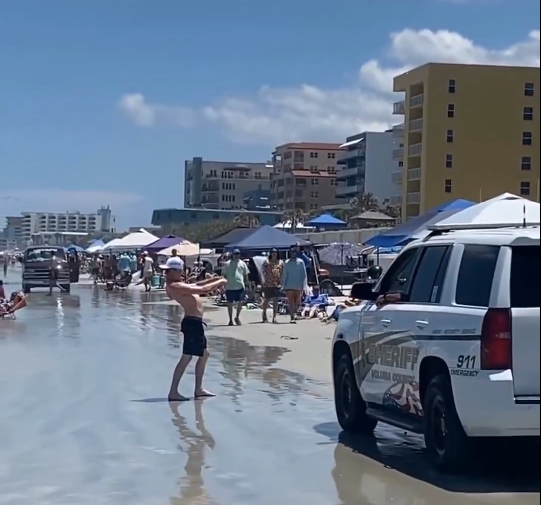 🏖️ SHERIFF GOES FULL BEACH VOLLEYBALL PRO – COPS VS. TOURISTS = EPIC! 🏐🔥