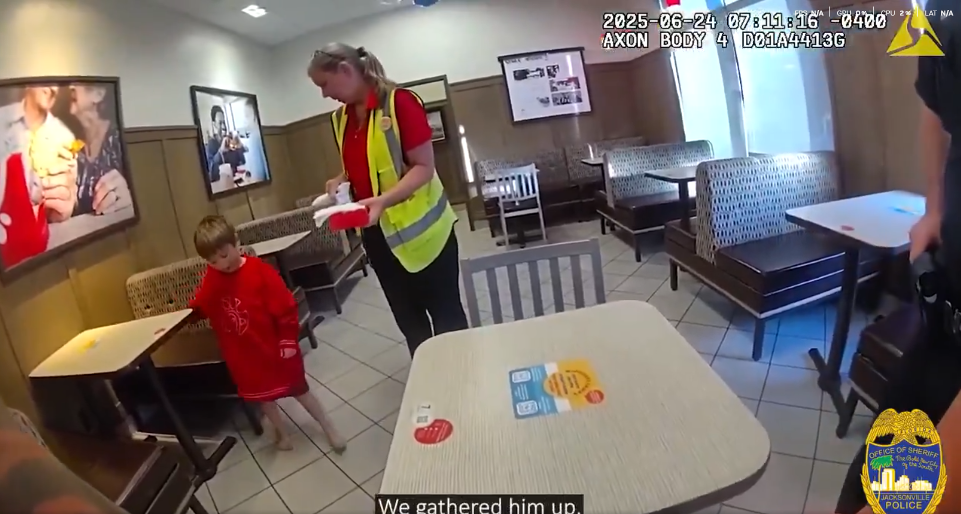 ❤️ LITTLE MAN IN RED LOSES HIS MIND AT WENDY’S… AND THE COP BECAME HIS NEW BEST FRIEND! 🥹👮‍♂️